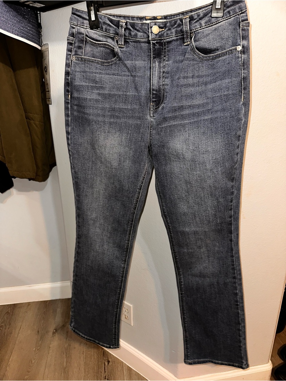 Oat New York women’s Straight Jeans in Faded Blue